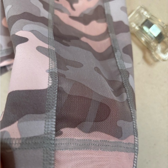 Fabletics High Waisted Powerhold 7/8 Leggings Women’s Pink Black camo 2 pockets - Picture 6 of 14